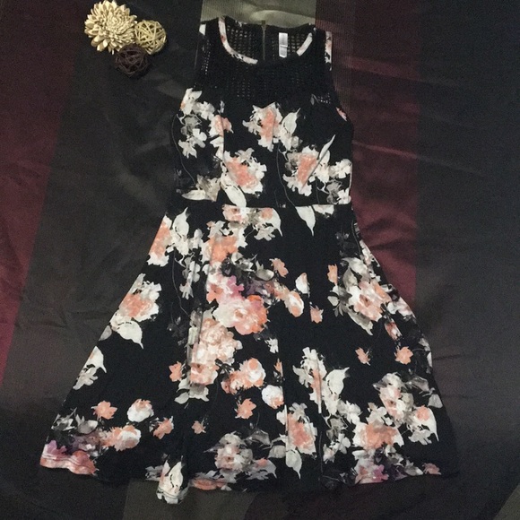 Dresses & Skirts - Floral Sundress 🌸